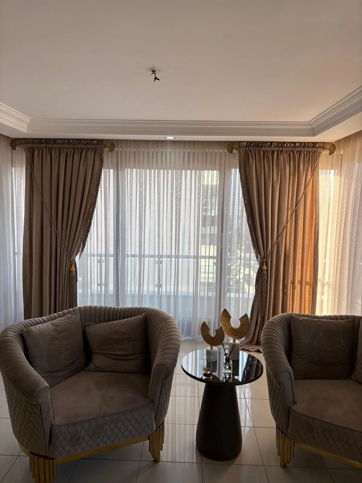 Klasik salon — tül, fon ve rustik korniş — Pınar Perde Antalya